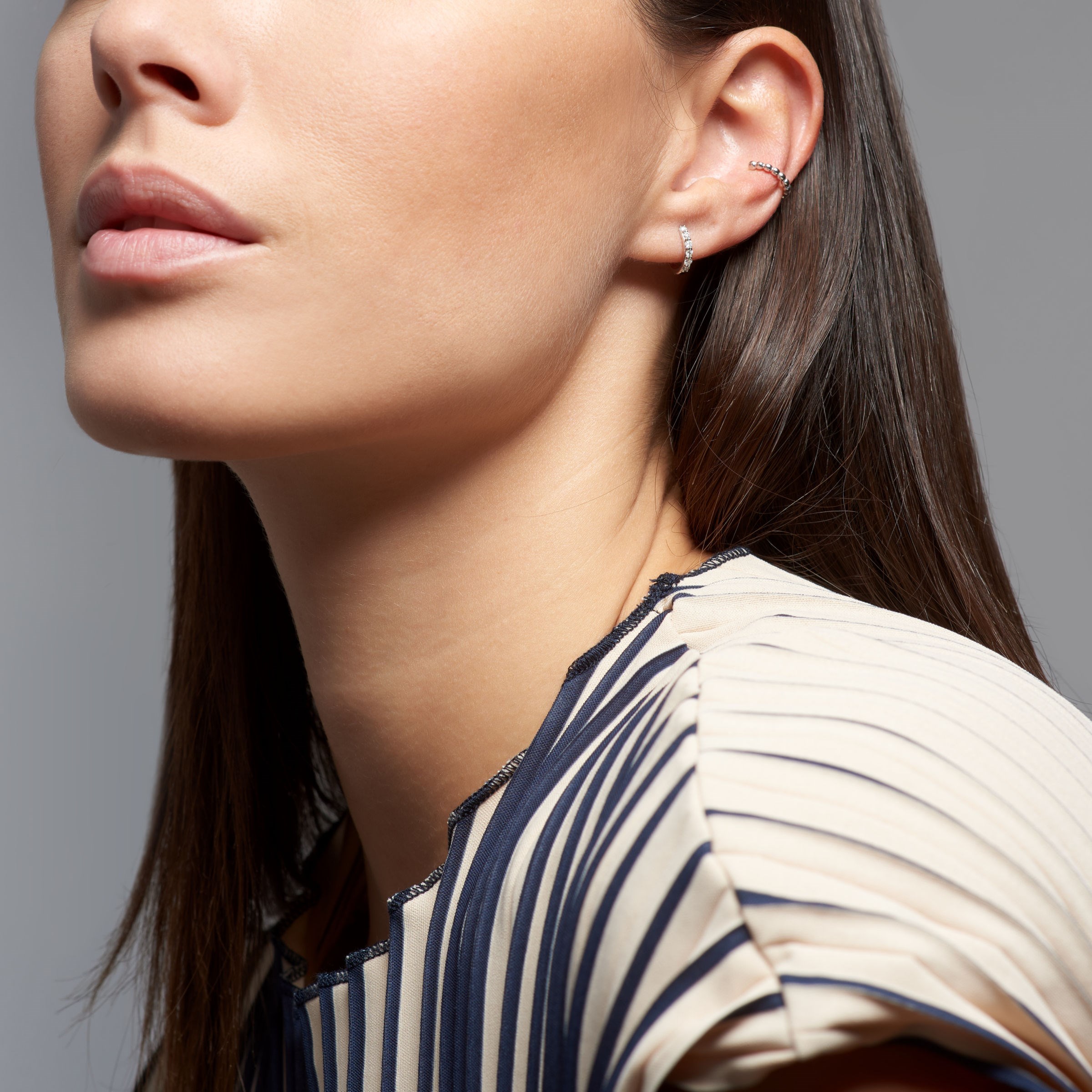 WELRY Pre-owned 1/4 Cttw Diamond 10mm Huggie Hoop Earrings In 10k White Gold In H-i